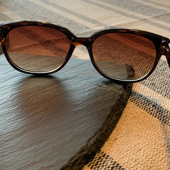 Women’s Sunglasses - Picture 8 of 14